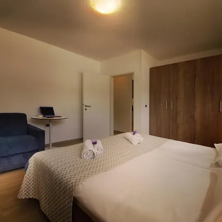 شقة فندقية Adria - & Adria 4*